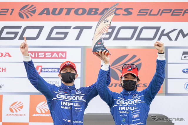 【SUPER GT 第5戦】GT500クラス優勝、カルソニック IMPUL GT-Rの平峰一貴(左)と松下信治(右)