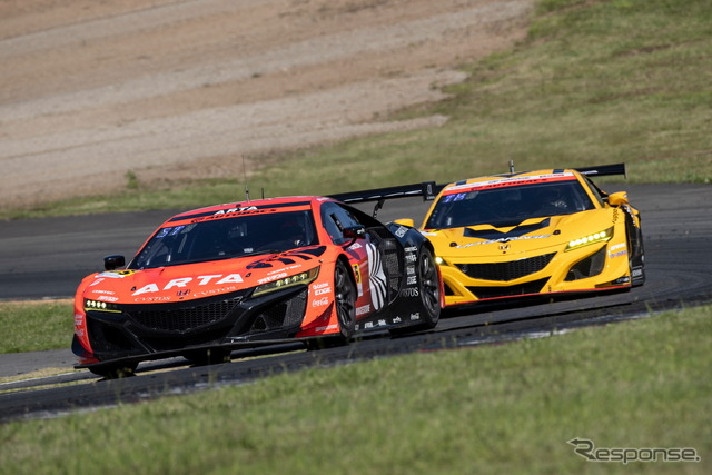 【SUPER GT 第5戦】GT300クラス2位の#55 ARTA NSX GT3(高木真一/佐藤蓮)(手前)