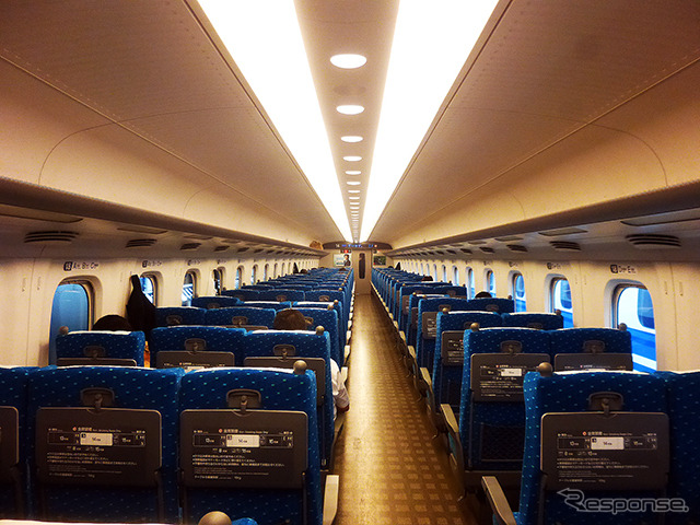 N700系の普通車車内。