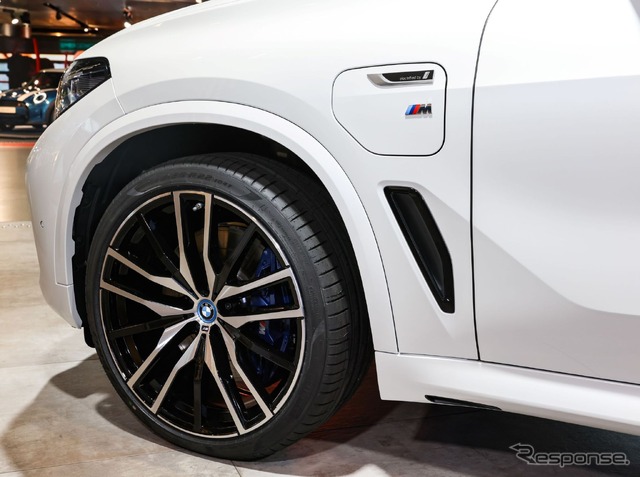 「FSC」(森林管理協議会)の認定を取得したピレリ「Pゼロ」。BMW X5 のPHVに純正装着(IAAモビリティ2021)