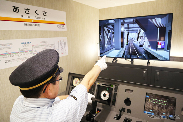 およそ4時間、ホテルの一室で運転シミュレータを楽しめる浅草東武ホテルの「東武鉄道運転シミュレータールーム」。映像は東武東上線池袋~小川町駅間上下線をCG化したもので、列車種別(普通または急行)、出発駅、番線、閉塞区間ごとのATC制限速度、先行列車を設定できる。実物の駅名標なども飾られ、運転気分を盛り上げる。