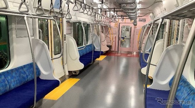 「相模川の豊かな流れや湘南の海をイメージした爽やかなブルー系のツートンカラー」としたロングシートが並ぶ車内。1人あたりのシート幅は205系500番台より25mmほど拡大されている。