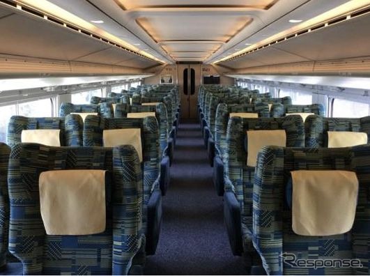 E4系車内見学では7→6→5号車の順に巡る。写真は7号車のグリーン車。