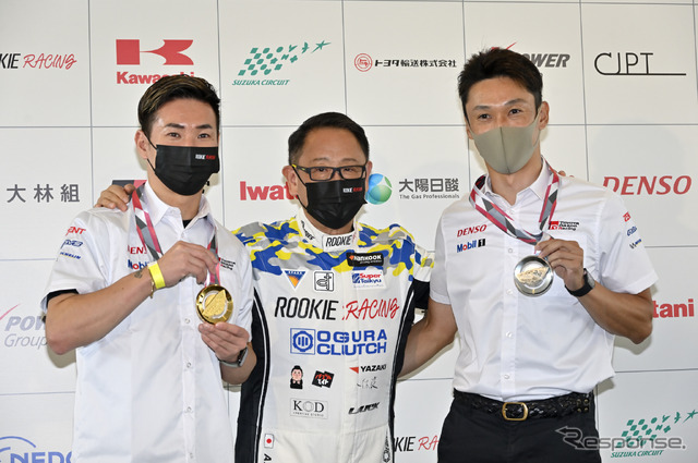 スーパー耐久第5戦にて金銀メダル授与