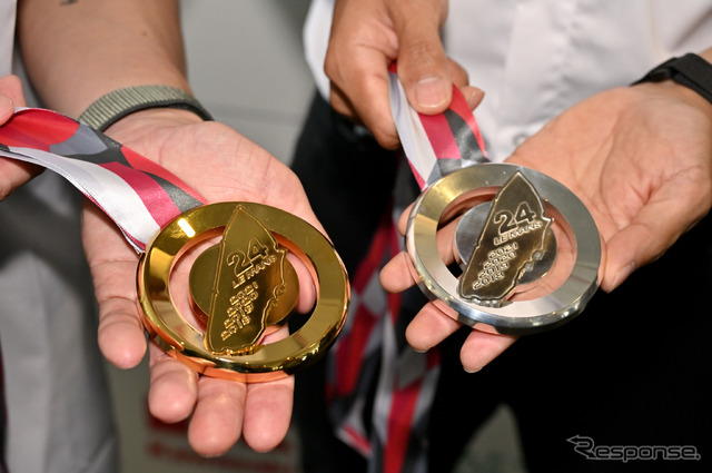 スーパー耐久第5戦にて金銀メダル授与
