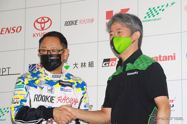 トヨタ自動車豊田章男社長(左)と川崎重工業橋本康彦社長