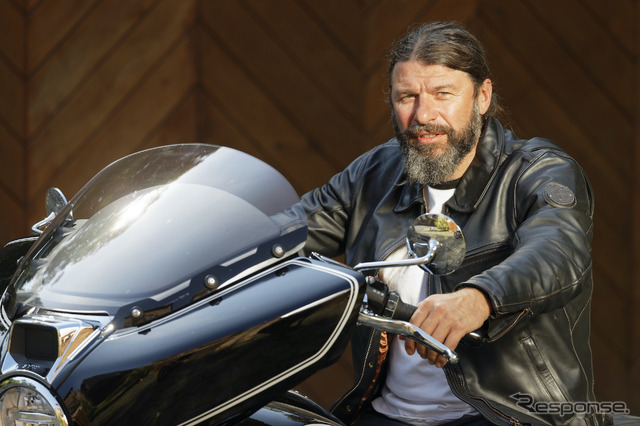筆者のすぐ後ろをずっと走ってくれ、慣れない土地での試乗をフォローしてくれたBMW Motorrad 開発チーム、Roland Stocker(ローランド・ストッカー)さん。