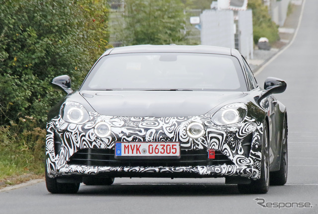 カモフラージュが施されたアルピーヌ『A110』の開発車両(スクープ写真)