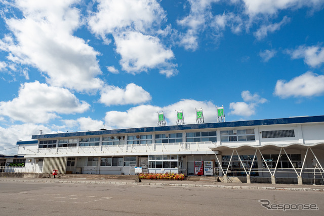 東側に建つ現在の倶知安駅舎。新幹線駅舎のエントランスもこの付近になる。2021年9月20日。