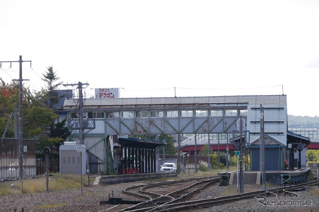 現在の倶知安駅構内。左手の駅舎側ホームは1986年10月まで伊達紋別～京極～倶知安間を結んでいた胆振線の列車が発着していたが、すでに線路が撤去されており、ホームとしては機能していない。左の線路は留置線。2021年9月20日。