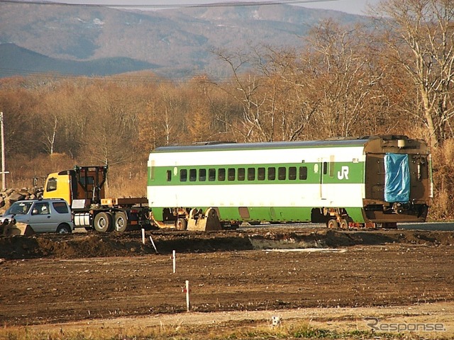 200系グリーン車（215形）の搬入風景。2001年11月16日。
