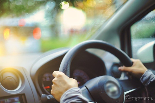 運転にも大切な「視野」。40代以上の20人に一人が有病者という緑内障は、早期発見が肝心だ(写真はイメージ)