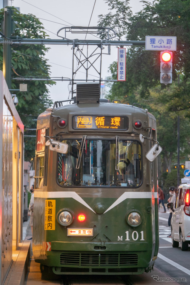 狸小路停留場に停車する環状内回り線のM101号。2021年7月25日。