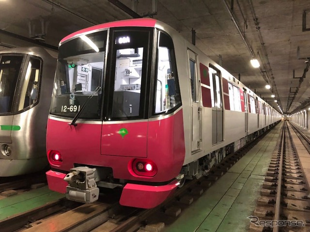 大江戸線用の12-600形電車。