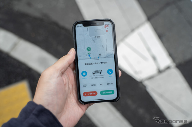 東急プラザ渋谷前でスマホアプリ『mobi』で車両を呼び出す