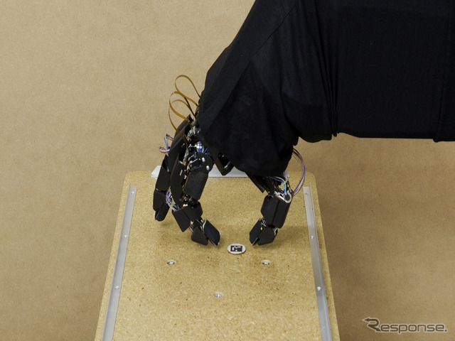 アバターロボット:コインのつまみあげ