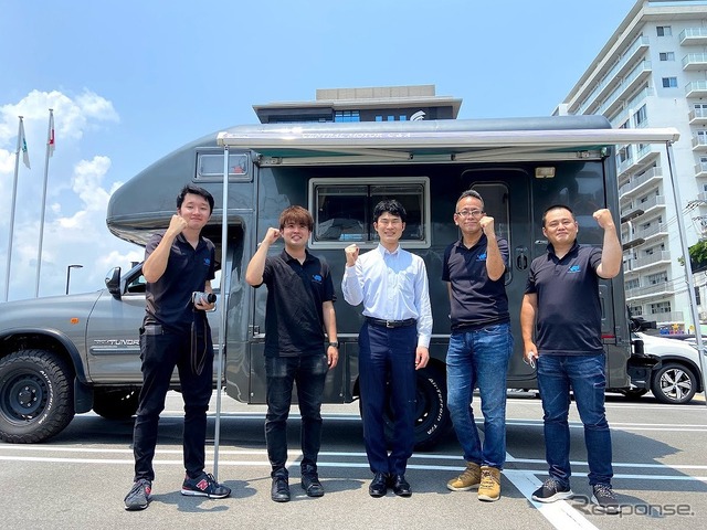 三原市 岡田吉弘市長(中央)とCarstayスタッフ