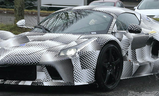 ラ・フェラーリがベースの開発車両(スクープ写真)