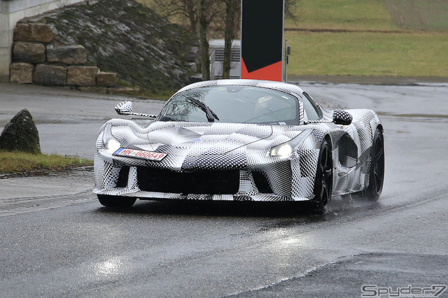ラ・フェラーリがベースの開発車両(スクープ写真)