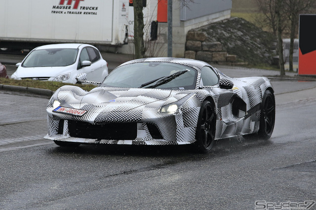 ラ・フェラーリがベースの開発車両(スクープ写真)