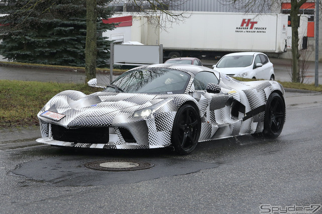 ラ・フェラーリがベースの開発車両(スクープ写真)