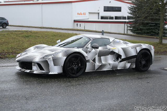ラ・フェラーリがベースの開発車両(スクープ写真)