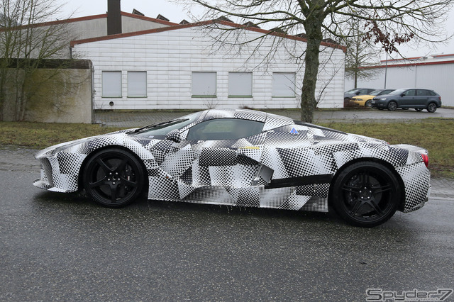 ラ・フェラーリがベースの開発車両(スクープ写真)