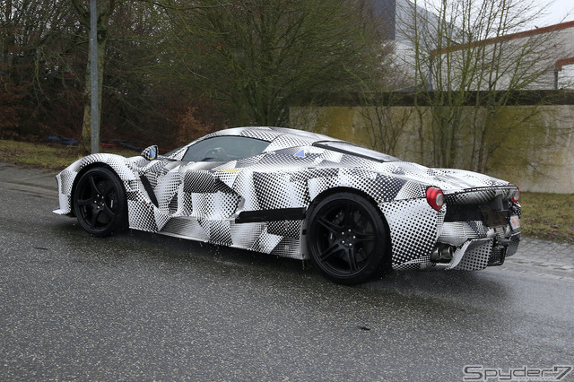 ラ・フェラーリがベースの開発車両(スクープ写真)