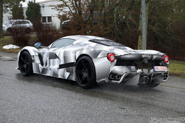ラ・フェラーリがベースの開発車両(スクープ写真)