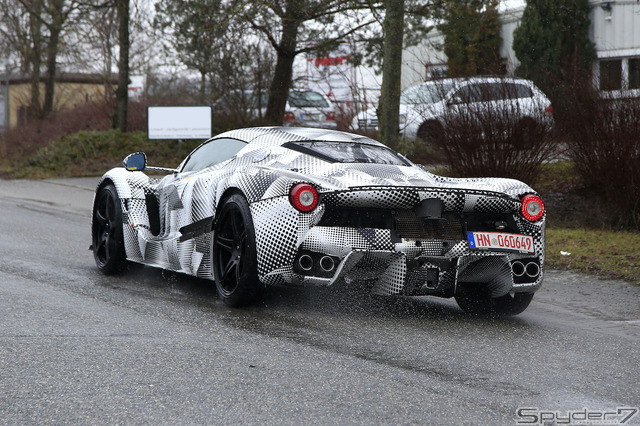ラ・フェラーリがベースの開発車両(スクープ写真)