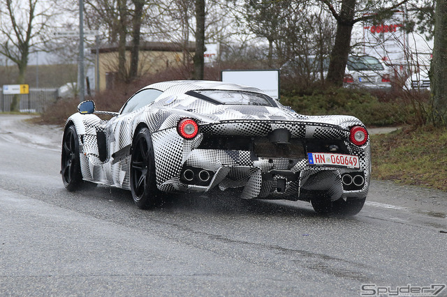ラ・フェラーリがベースの開発車両(スクープ写真)