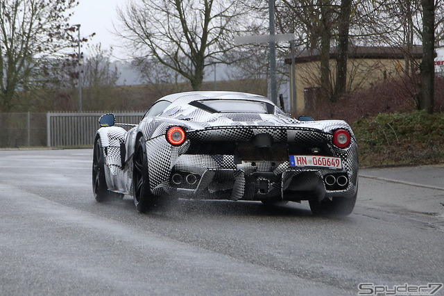 ラ・フェラーリがベースの開発車両(スクープ写真)