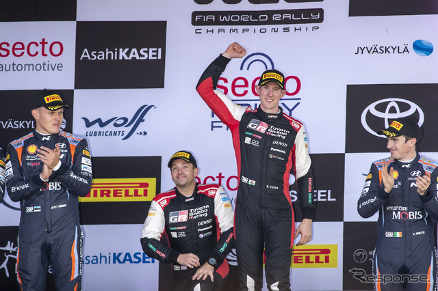 優勝したエルフィン・エバンス(中央右)と、彼のコ・ドライバー、スコット・マーティン(同左)。左端は2位のタナク、右端は3位のブリーン。