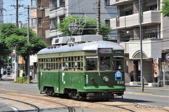 570形582号。元神戸市電500形で、同形は広島電鉄へ17両が譲渡された。元々は大正生まれの木造車と大正～昭和生まれの鋼体車からなり、1960年前後に大幅改修を受けていた。