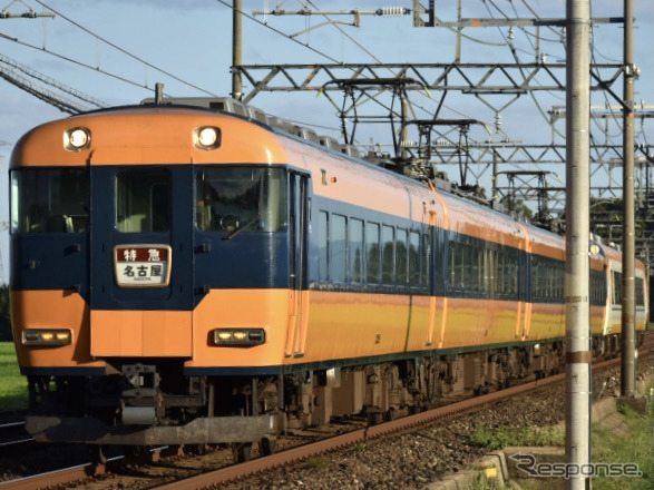 オリジナルの12200系新スナックカー。汎用特急車としては11月に引退する。