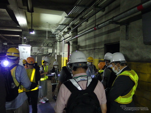 下りホーム京成上野駅寄り（進行方向後ろ）の壁の扉から旧駅舎へ。ホーム端部の壁に象。