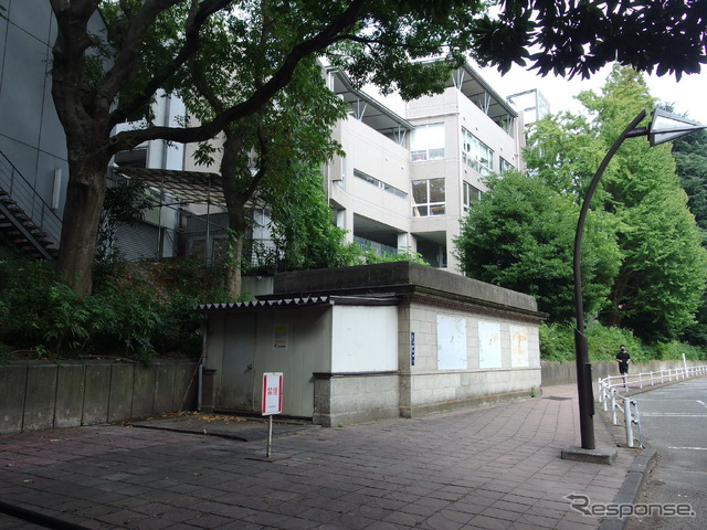 下り線側駅舎(見学会前に撮影)。左手前が同部園方面、正面奥が東京藝大、右手前方が東京国立博物館。入ってきた駅舎もそちら。