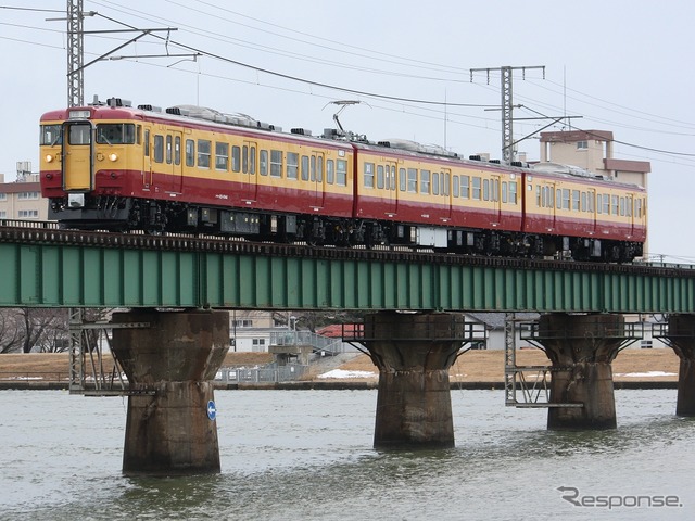 2017年1月にJR東日本の115系で復刻された初代・新潟色。こちらは「金太郎塗り」と呼ばれる。