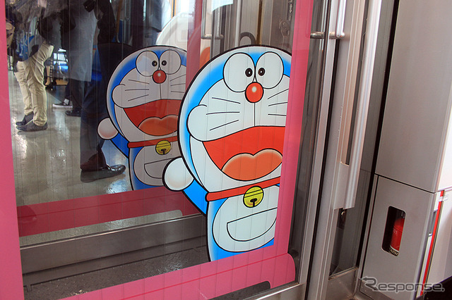 貫通路部分にもドラえもん。西武鉄道30000系「DORAEMON-GO!」のインテリア。
