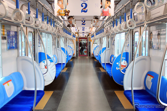 西武鉄道30000系「DORAEMON-GO!」のインテリア。