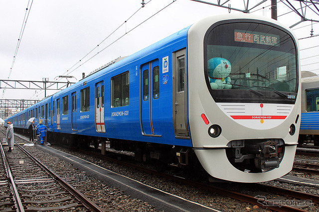 西武鉄道30000系「DORAEMON-GO!」のエクステリア。