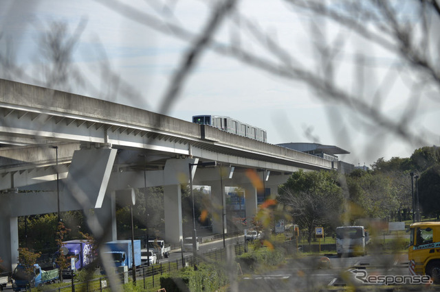 日暮里・舎人ライナー、脱線車両をクレーンで搬出(10月8日)