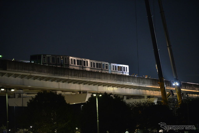 日暮里・舎人ライナー、脱線車両をクレーンで搬出(10月8日)