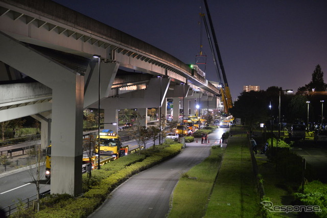日暮里・舎人ライナー、脱線車両をクレーンで搬出(10月8日)