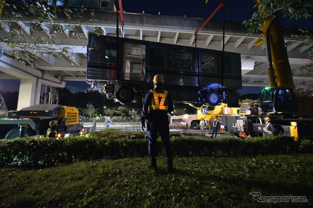 日暮里・舎人ライナー、脱線車両をクレーンで搬出(10月8日)