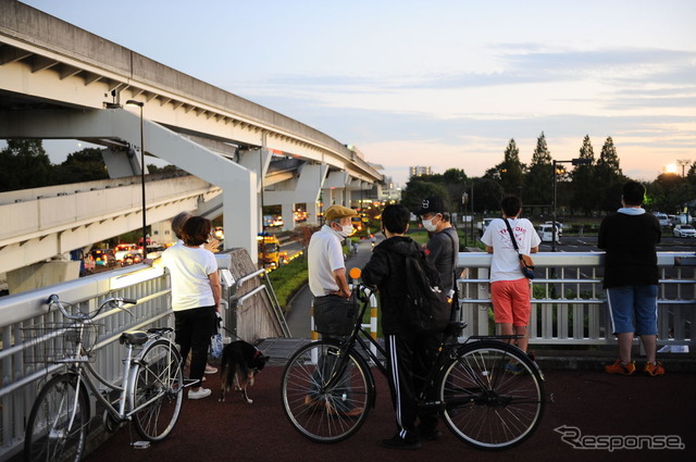 日暮里・舎人ライナー、脱線車両をクレーンで搬出(10月8日)