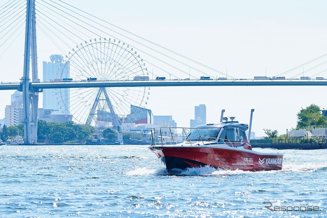 大阪湾を試験航行する水素燃料電池試験艇