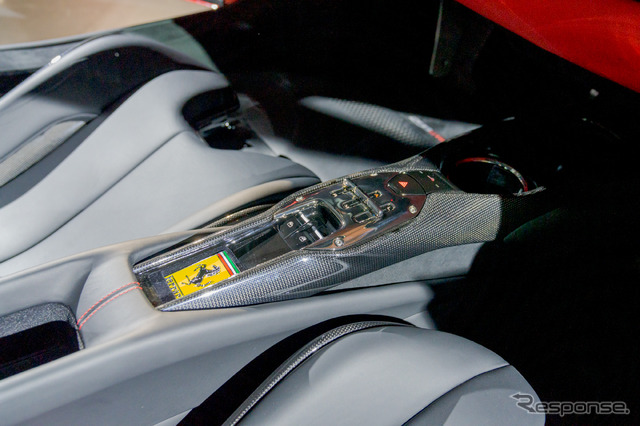運転席と助手席の間には、ドライブセレクターや、パワーウインドーのスイッチ類が配置されている。