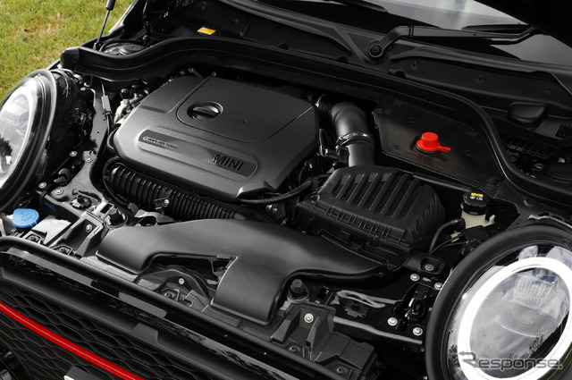 MINI John Cooper Works ハッチバックモデルエンジンルーム(2リッター直列4気筒DOHCターボエンジン 231ps /320Nm)