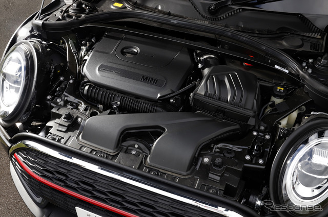 MINI John Cooper Works クラブマン エンジンルーム(2リッター直列4気筒DOHCターボエンジン 306ps /450Nm)